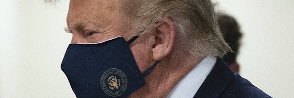 Mit Corona-Maske: US-Präsident Donald Trump besucht das Walter-Reed-Militärkrankenhaus in Bethesda, Maryland.