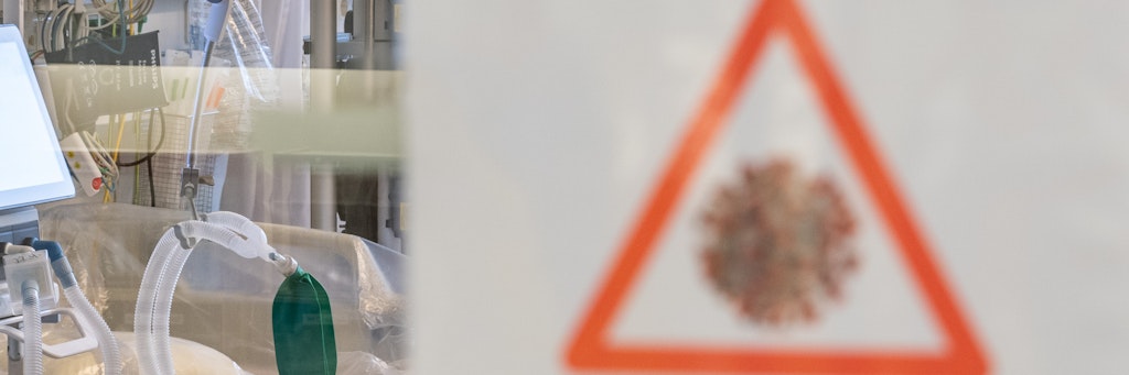 Achtung, Corona! Ein Warnschild hängt auf einer Intensivstation.