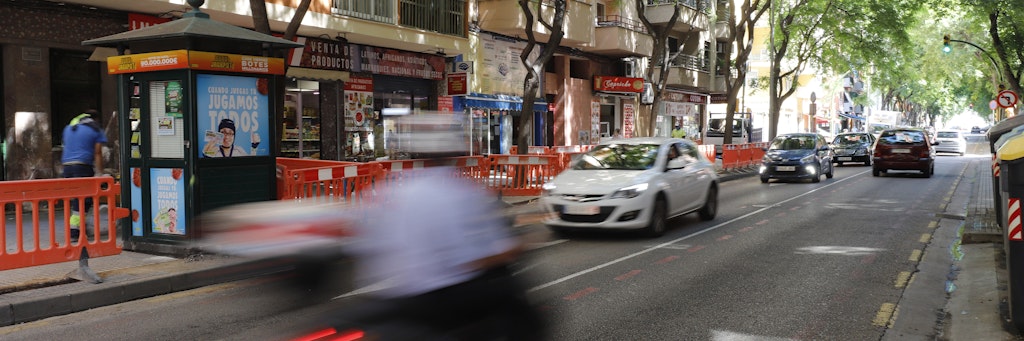 Autos fahren auf einer Straße im Stadtteil Son Gotleu in Palma. 
