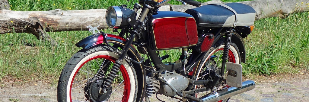 Mit einem frisierten DDR-Moped (im Bild eine Jawa Mustang) hat sich ein 19-Jähriger eine Verfolgungsjagd mit der Polizei geliefert (Symbolbild).<br>