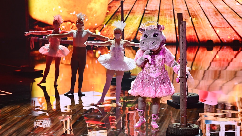 Ein Traum in Rosa: Das Nilpferd trampelte grazil auf die Bühne.