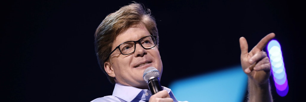 Der Comedian Johannes Schröder auf der Bühne. 