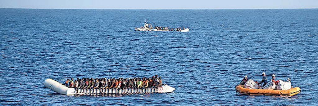Das private Rettungsschiff Sea-Watch-2 bei seinem Einsatz zur Rettung von Flüchtlingen vor der libyschen Küste im Mittelmeer. <br>