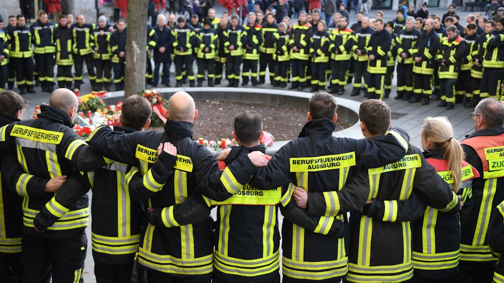 Im vergangenen Dezember trauerten Feuerwehrleute um ihren verstorbenen Kollegen am Augsburger Königsplatz.
