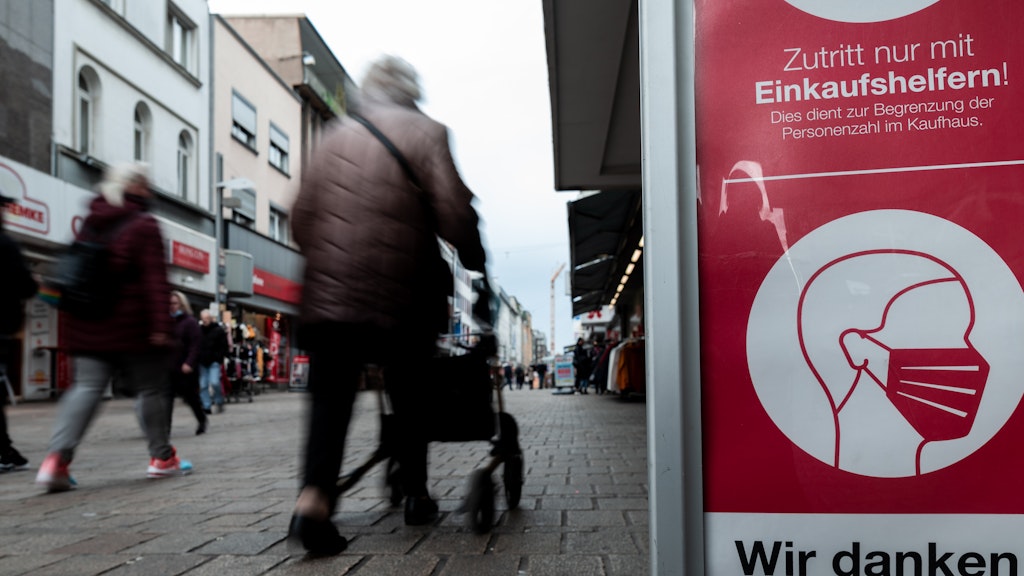 In dieser Einkaufsstraße in NRW ist der Mund-Nasen-Schutz verpflichtend. Berlin spricht für belebte Fußgängerzonen dagegen eine dringende Empfehlung aus.