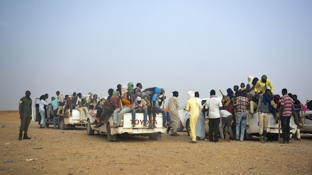 Das Foto zeigt Menschen, die sich in Niger auf überladenen Pickups aufmachen, um nach Libyen zu gelangen - und auf eine gefährliche Seereise nach Europa hoffen. 