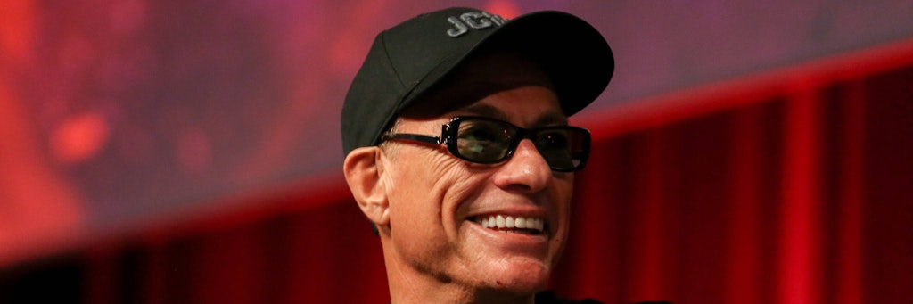 Action-Star Jean-Claude van Damme hat einem kleinen Chihuahua das Leben gerettet. 