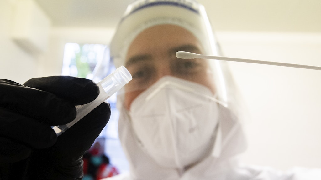 Die Gesundheitsämter melden einen beschleunigten Anstieg bei der Virus-Ausbreitung. Immer häufiger zeigt der Coronatest in Deutschland positive Ergebnisse.