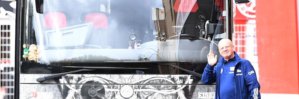 Unions Busfahrer Sven Weinel vor seinem 430 PS starken Gefährt.