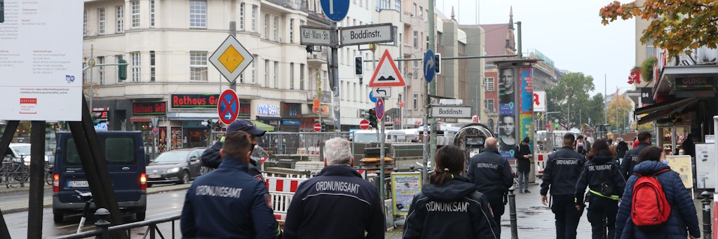 Mitarbeiter des Neuköllner Ordnungsamtes unterwegs auf der Karl-Marx-Straße