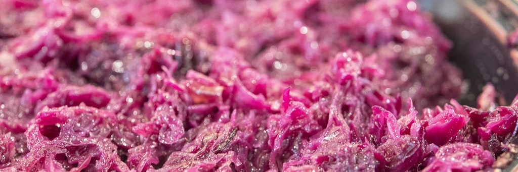 Bissfest, würzig und nicht zu sauer: Diese Kriterien sollte guter Rotkohl nach Ansicht der Stiftung Warentest abdecken.