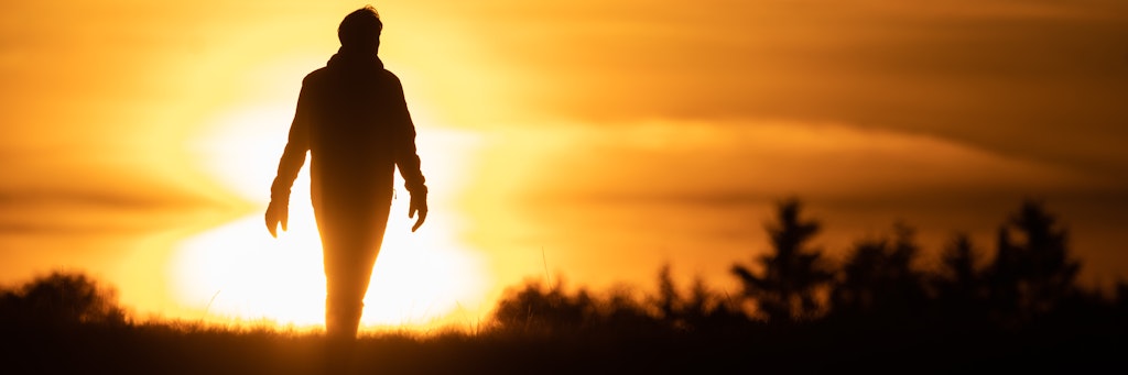 Spaziergang im Sonnenaufgang: Die kommenden Tage bleiben mild.
