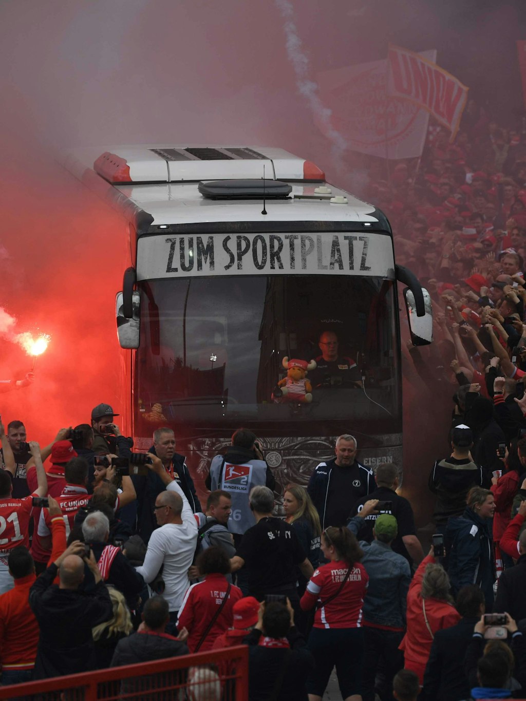 Kaum ein Durchkommen: Sven Weinel steuert den Mannschaftsbus durch ein flammendes Inferno aus Bengalos beim Relegationsspiel gegen Stuttgart im Mai 2019.