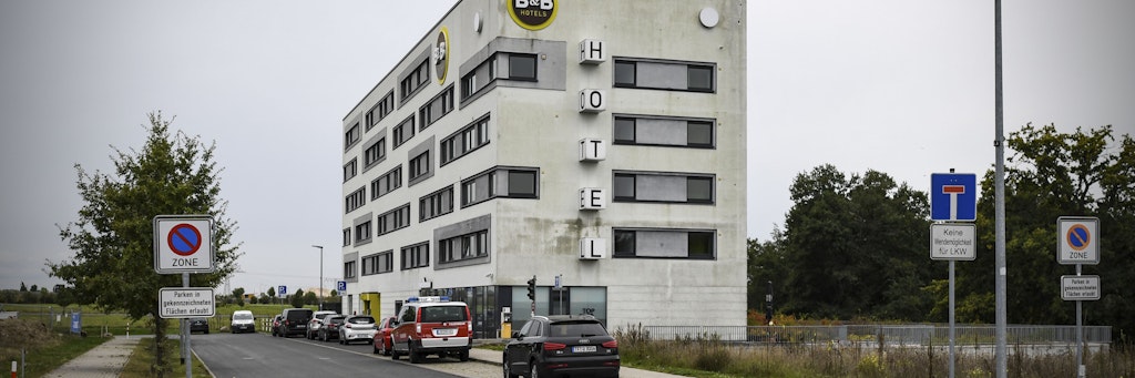Das Hotel am BER: Noch steht es recht allein auf weiter Flur, aber auf der anderen Straßenseite wird bereits gebaut.
