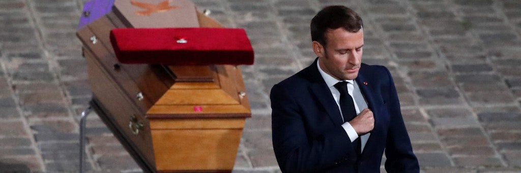 Emmanuel Marcron steht am Sarg des ermordeten Lehrers Samuel Paty.