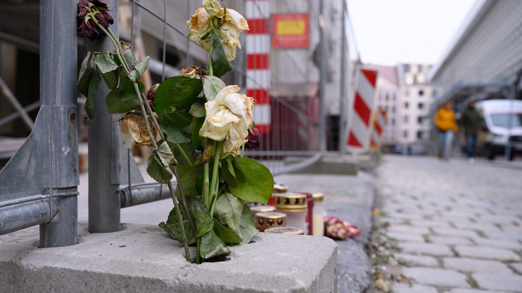 Blumen und Kerzen am Tatort der Messerattacke