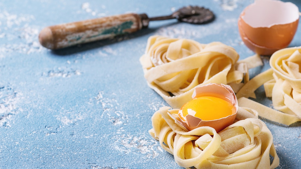 Hartweizengrieß, Eier, Salz, Wasser und etwas Olivenöl: Auch mit diesen Zutaten wird Pasta hergestellt. 