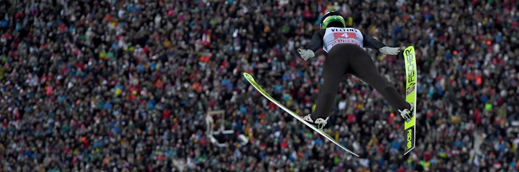 Im kommenden Jahr fliegen die Skispringer leeren Tribünen entgegen.