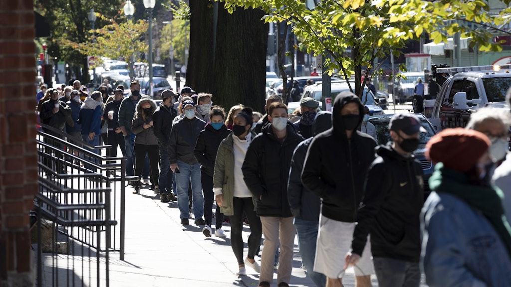 Weil zu wenige Stellen geöffnet sind, müssen Wähler an vielen Orten wie hier in Boston Schlange stehen, um vorzeitig abzustimmen. 