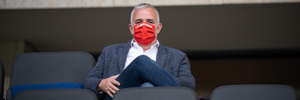 Union-Präsident Dirk Zingler muss jetzt wie alle Fans der Eisernen Maske während des Spiels tragen.