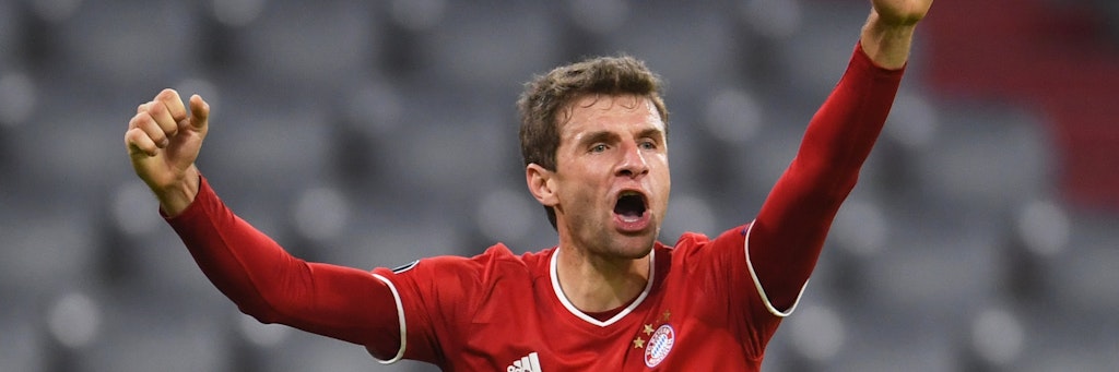 Thomas Müller sagte dem Schiedsrichter deutlich, was er von der Gelben Karte gegen ihn hielt. 
