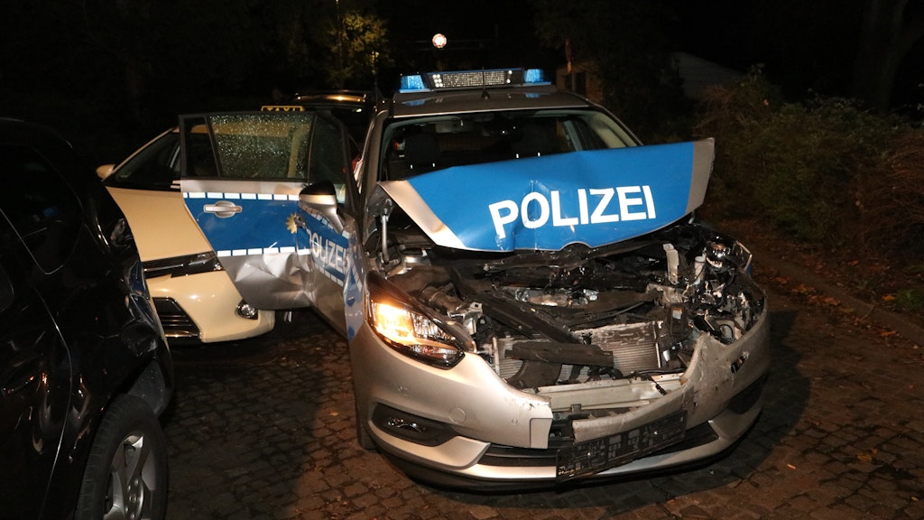 Dieses Polizeifahrzeug wurde von dem Amokfahrer gerammt.