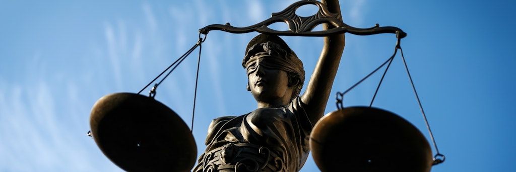 Eine Statue der Justitia hält als Symbol eine Waage in ihrer Hand (Symbolfoto).