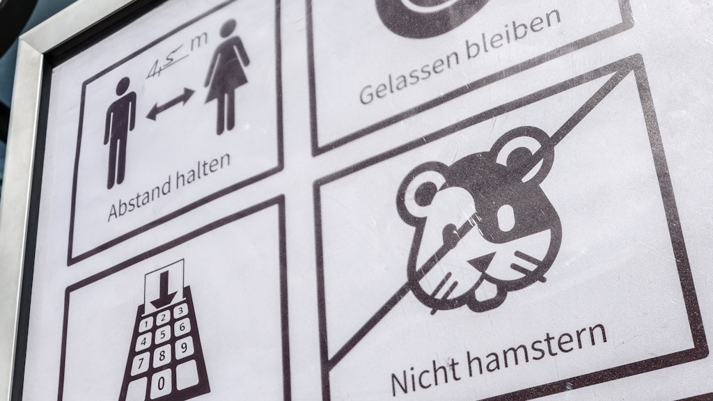 An einem Berliner Biomarkt waren im Frühjahr Verhaltensregeln für den Einkauf grafisch dargestellt - darunter auch das Gebot nicht zu hamstern. 