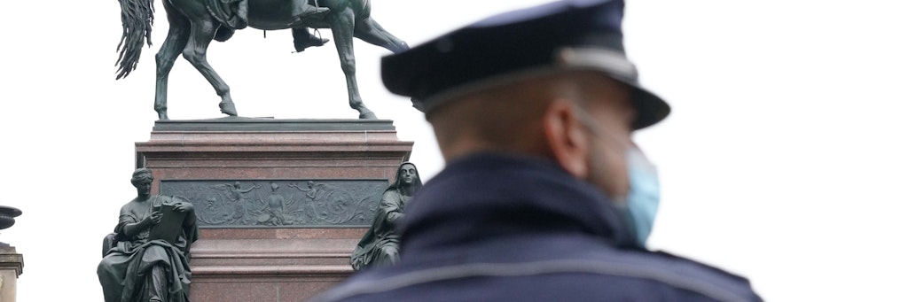 Ein Polizist auf der Museumsinsel: Die Polizei fragte Besucher vom 3. Oktober, als Kunstwerke beschädigt wurden, ob ihnen etwas aufgefallen sei.