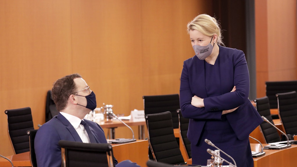 Gesundheitsminister Jens Spahn (CDU) und Familienministerin Franziska Giffey (SPD) bei der Kabinettssitzung am Mittwoch.