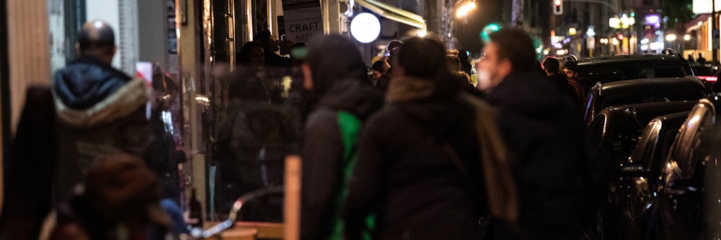 Abends auf der Oranienstraße: Berlins Restaurants und Bars müssen von 23.00 Uhr bis 06.00 Uhr schließen. Doch immer mehr Gaststätten klagen gegen die Sperrstunde. 