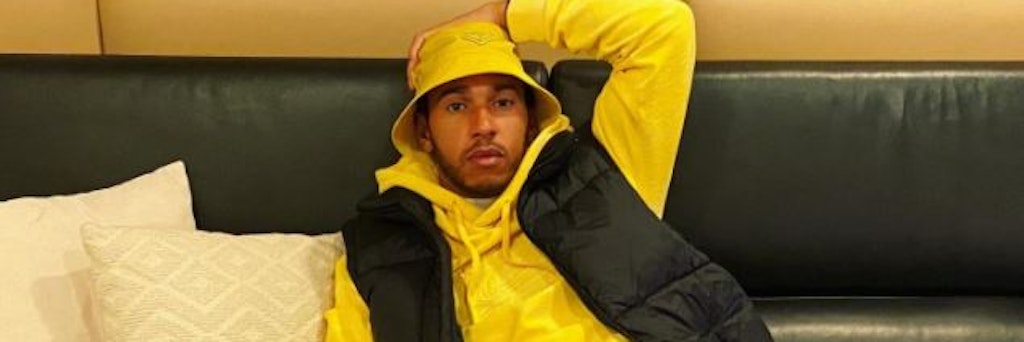 Ist es ein Uhu? Zumindest die Farben für den bekannten Klebstoff sind bei Lewis Hamilton schon mal angemessen. 