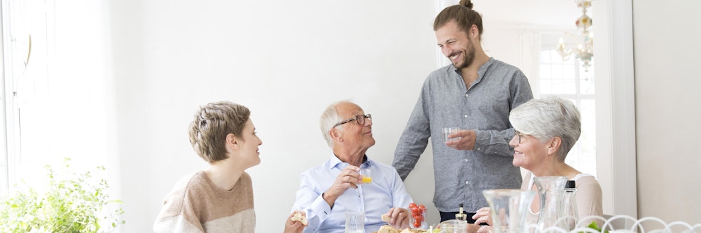 Das Verhältnis zur Schwiegermutter muss nicht angespannt sein - Frauen können sogar von ihr profitieren.