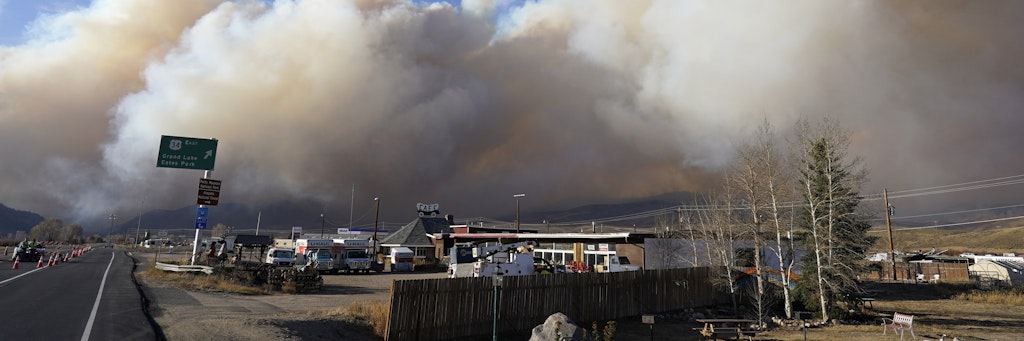 Eine Rauchwolke steigt während des Waldbrandes in Colorado über einem Bergkamm auf. 