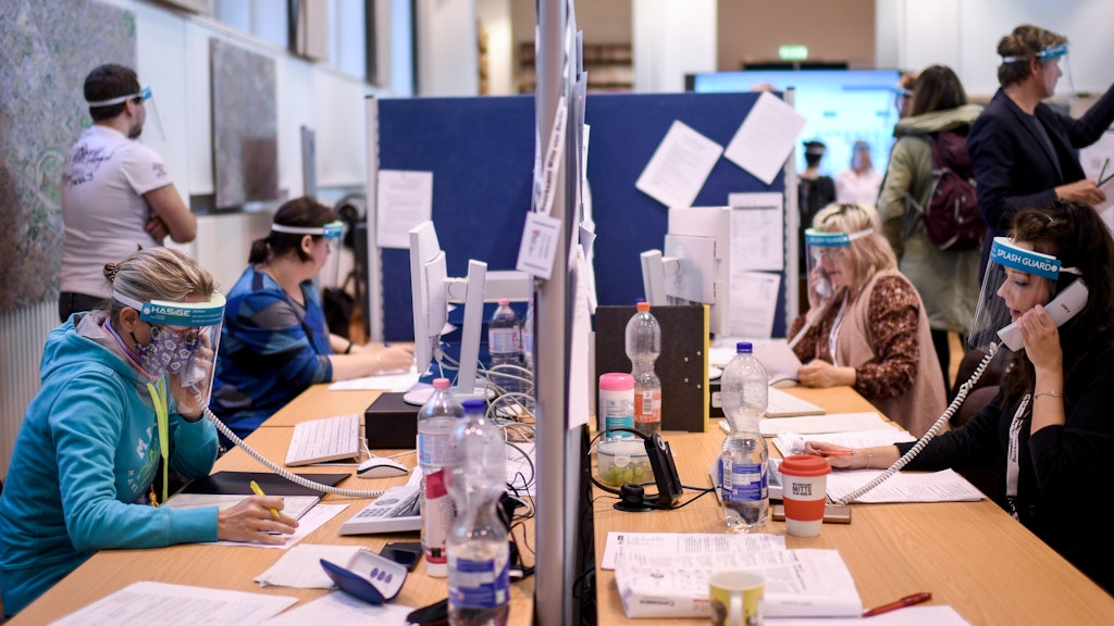 Mitarbeiter des Gesundheitsamtes Mitte: Berlins Gesundheitsämter arbeiten am Limit. Jetzt wollen sich die Ämter stärker auf Risikogruppen konzentrieren.