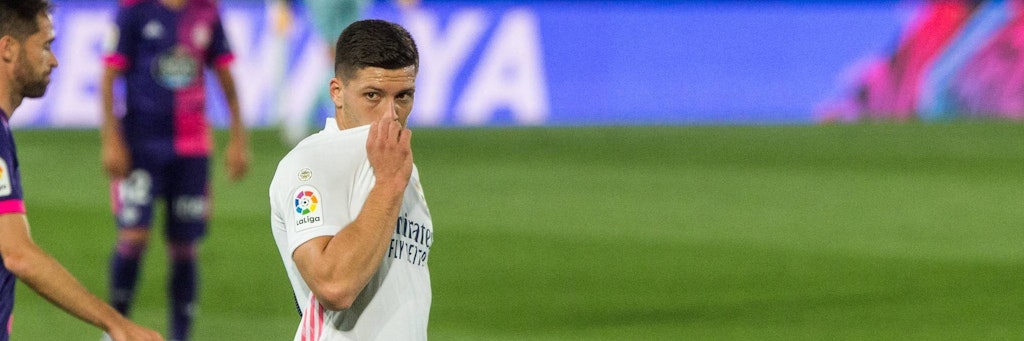 Will da einer während des Spiels demonstrieren, wie man vorbildlich die Mund-Nasen-Bedeckung anwendet? Im Falle von Luka Jovic kommt dieses pandemiegerechte Verhalten etwas spät. Dem Serben droht eine Corona-Anklage in der Heimat.