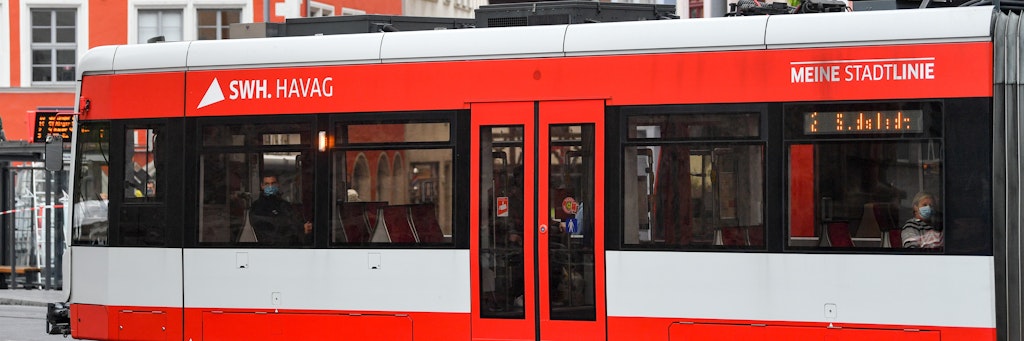 Eine Straßenbahn in Halle an der Saale.
