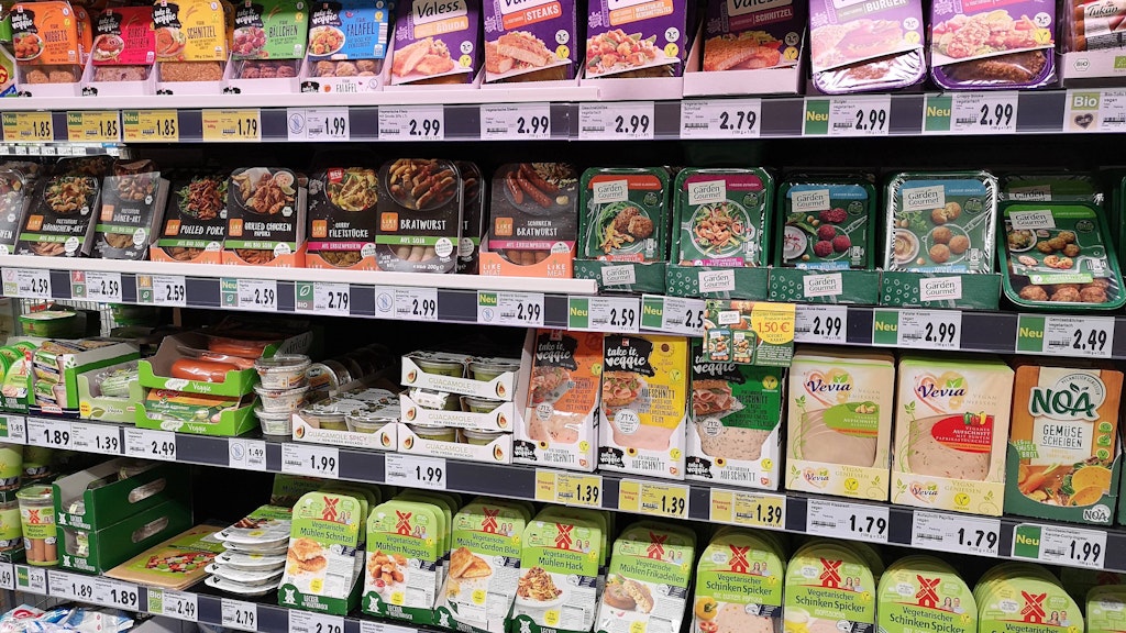Fleischersatzprodukte dürfen weiterhin als "Wurst" oder "Schnitzel" im Kühlregal stehen.