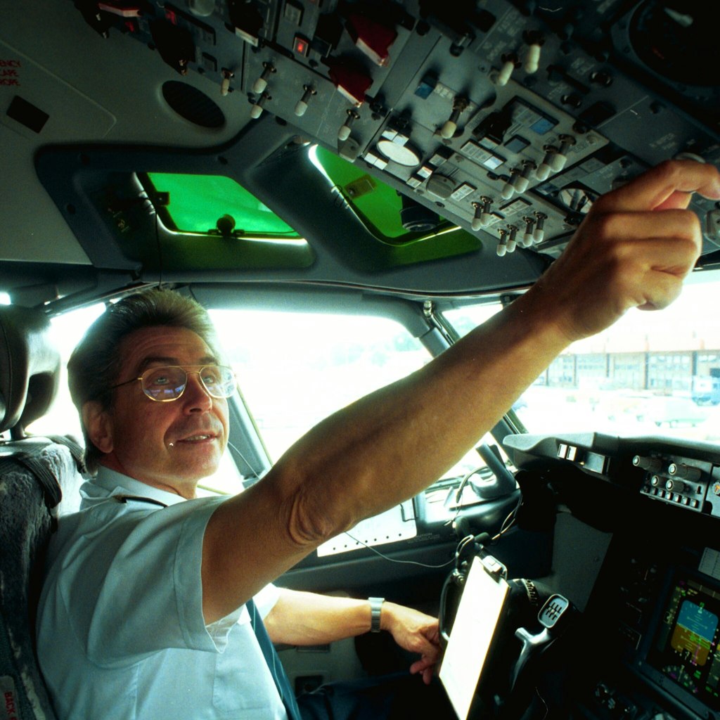 Pilot Heinz-Dieter Kallbach macht am 13.7.2000 seine Maschine auf dem Flughafen Berlin-Tegel startklar.