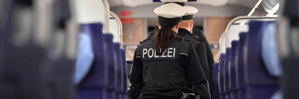 Eine Bundespolizistin und Kollegen bei einer Zugkontrolle