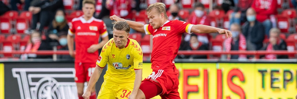 Lino Tempelmann vom SC Freiburg hat große Mühen, Unions Joel Pohjanpalo zu stoppen. Der Finne kommt immer mehr an in Köpenick.