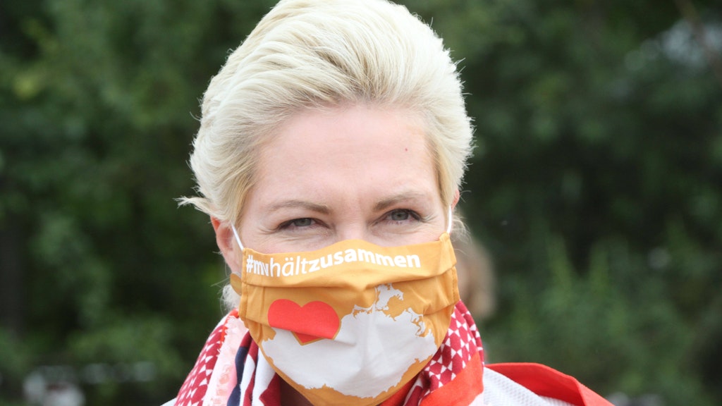 Mecklenburg-Vorpommerns Ministerpräsidentin Manuela Schwesig mit einem MV-Mundschutz.