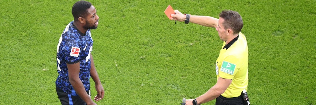 Eine überharter Feldverweis, Herthas Zeefuik war viereinhalb Minuten auf dem Platz und sah Gelb-Rot, danach kippte das Spiel in Leipzig.