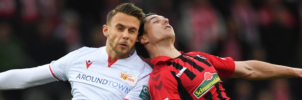 Unions Marcus Ingvartsen im Kopfball-Duell mit Freiburgs Nicolas Höfler.