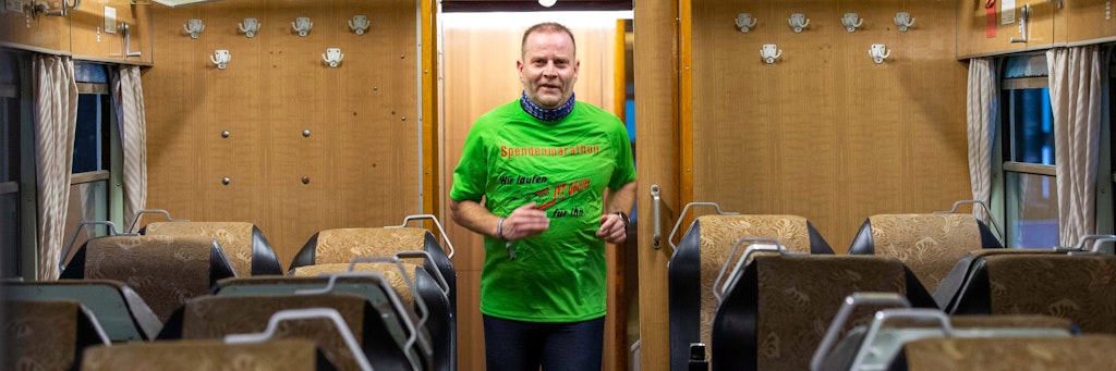 Thomas Spannhaus aus Dresden rennt als erster Spendenlauf-Teilnehmer durch den Zug.<br>