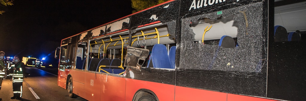 Die Seitenfront des Linienbusses ist komplett zerborsten.