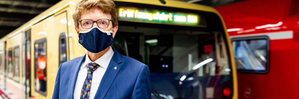 Der Chef in seinem neuen Bahnhof: Engelbert Lütke Daldrup, Vorstandsvorsitzender der Flughafengesellschaft, in der Bahnstation unter dem BER.