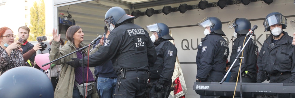 Die Berliner Polizei löst die Querdenken-Kundgebung vor dem „Kosmos“ in der Karl-Marx-Allee auf.<br>