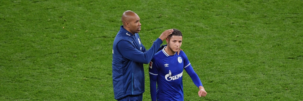 Trostlosigkeit auf Schalke: Co-Trainer Naldo tröstet Amine Harit.