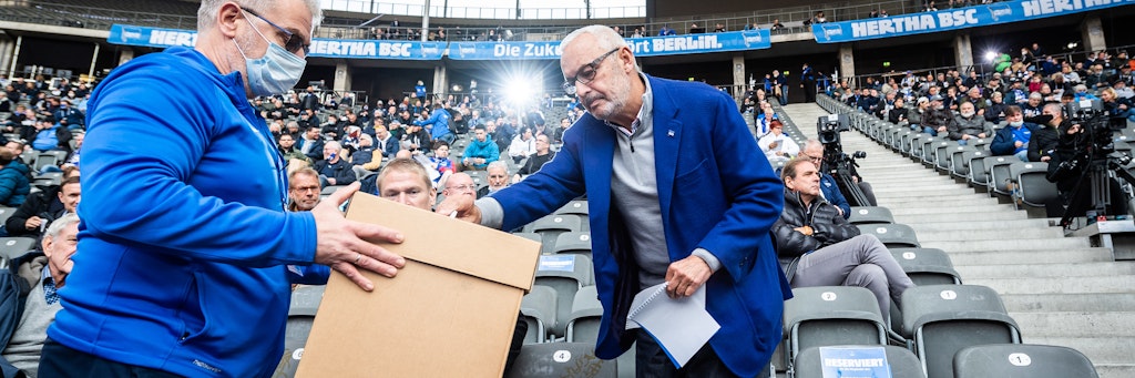 Werner Gegenbauer gibt seinen Wahlzettel ab. Er wurde als Hertha-Präsident bestätigt.